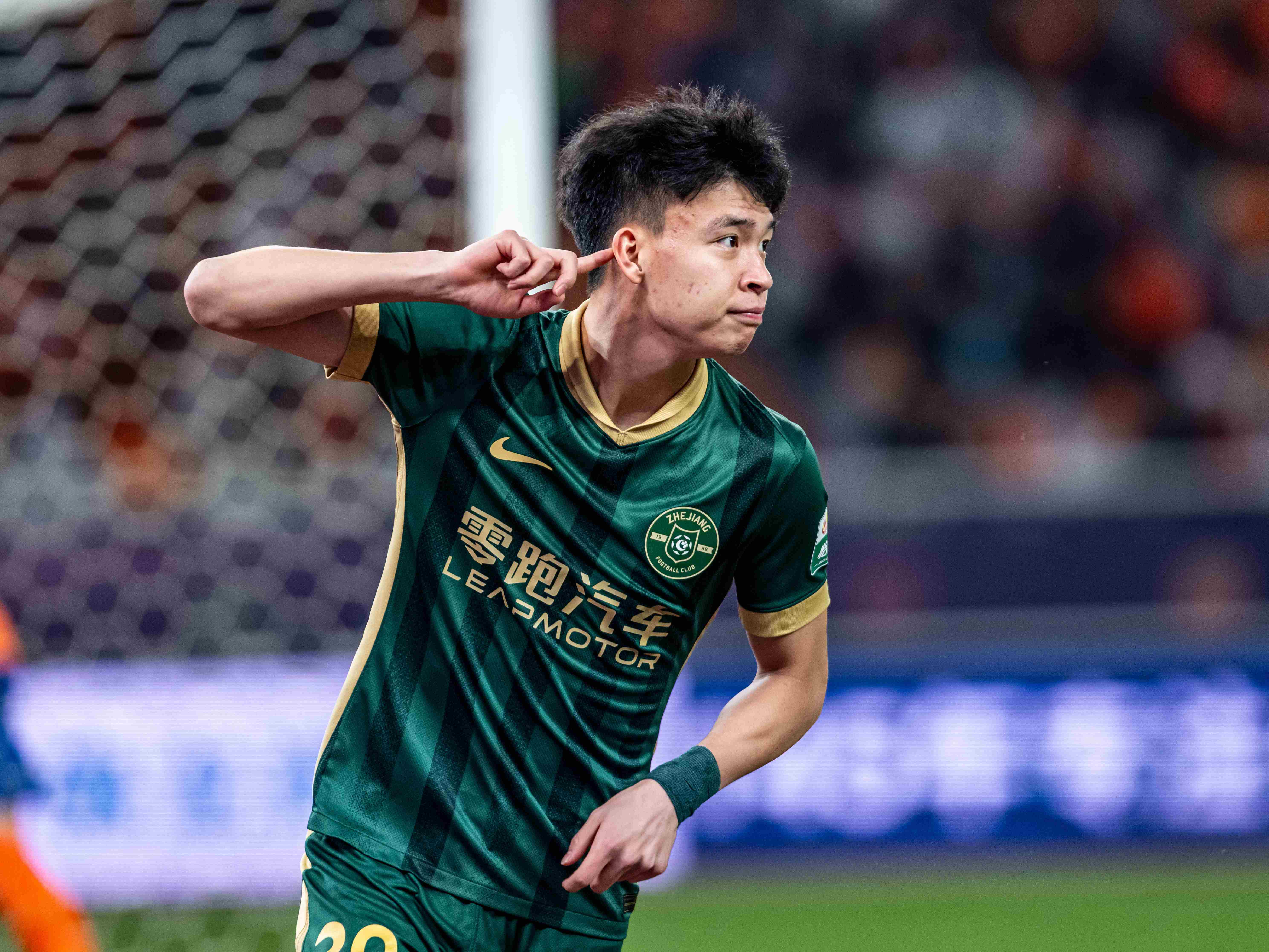 开云网站 -中超今夜走向成谜，广东宏远止住颓势，赛场秩序良好，轮换策略成焦点(中超赛场的名场面)